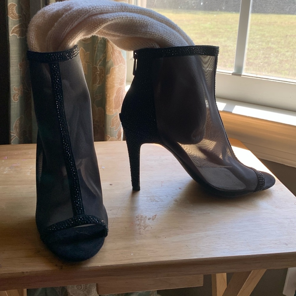 Women black bootie